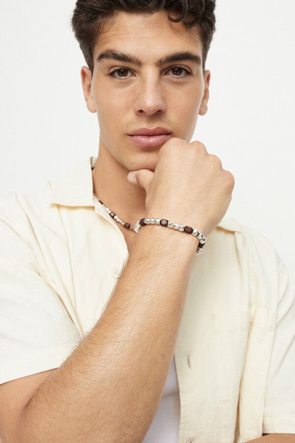 PULSERA ELÁSTICA DE CUENTAS DE ALECIÓN DE METALES BAÑADAS EN PLATA Y CUENTAS EN MADERA Pulsera