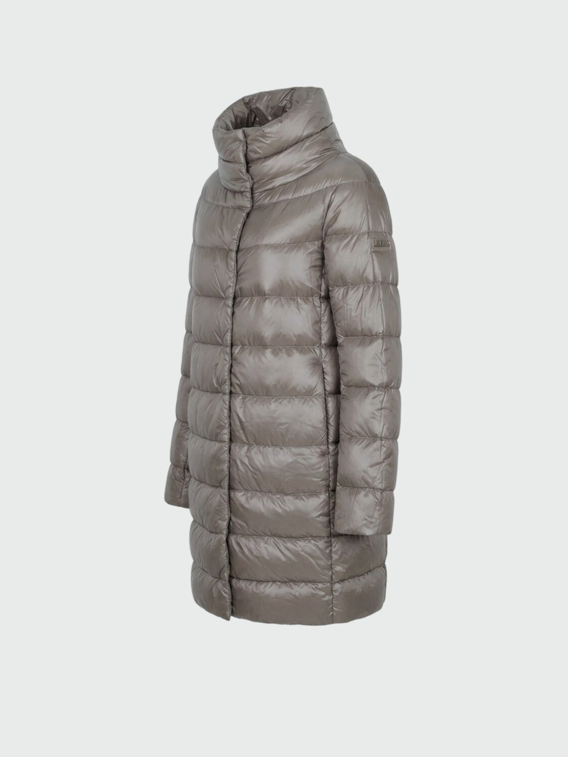 Herno - Campera de corte recto confeccionada en nylon ultraligth. Dora Caqui