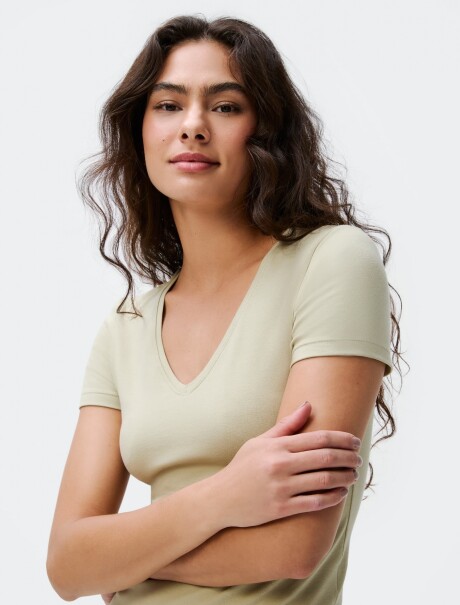 CAMISETA BÁSICA MANGA CORTA CUELLO EN V VERDE