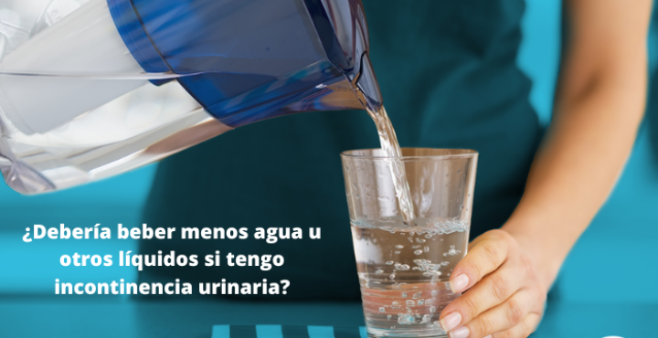 ¿Debería beber menos agua u otros líquidos si tengo incontinencia urinaria?