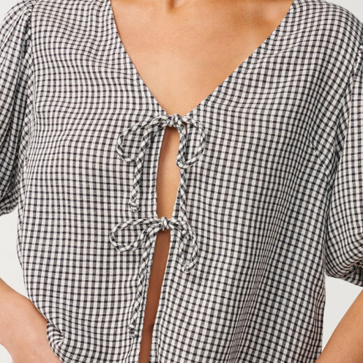 Camisa Rip Curl Vibe Surf Tie Front Top - Black/Off White Camisa Rip Curl Vibe Surf Tie Front Top - Black/Off White