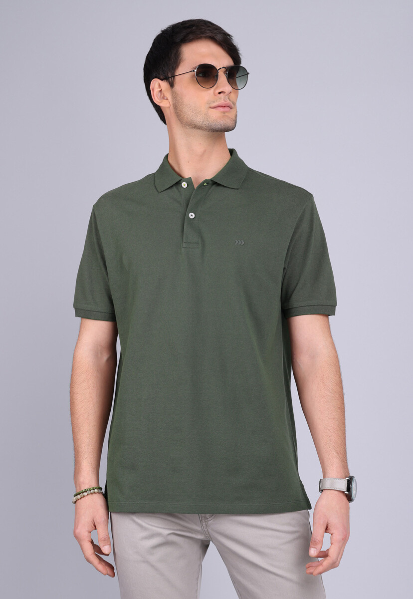 Remera con cuello Arrow - OLIVA 