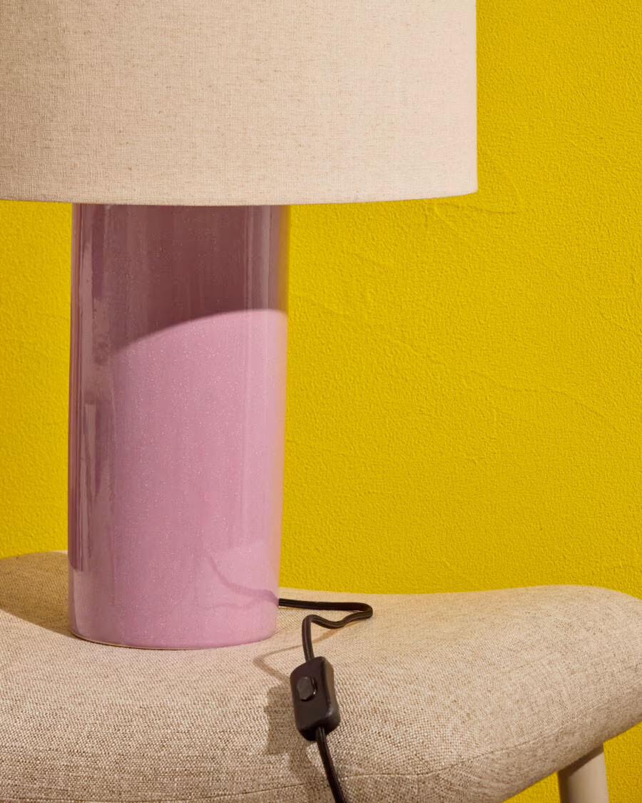 Lámpara de mesa Toneric de cerámica con acabado lila y algodón