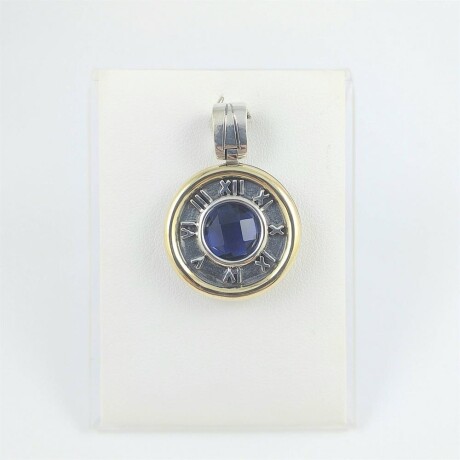 Colgante de plata 925 con detalles de double en oro 18Ktes, Números Romanos, circonia color azul, diámetro 25mm. Colgante de plata 925 con detalles de double en oro 18Ktes, Números Romanos, circonia color azul, diámetro 25mm.