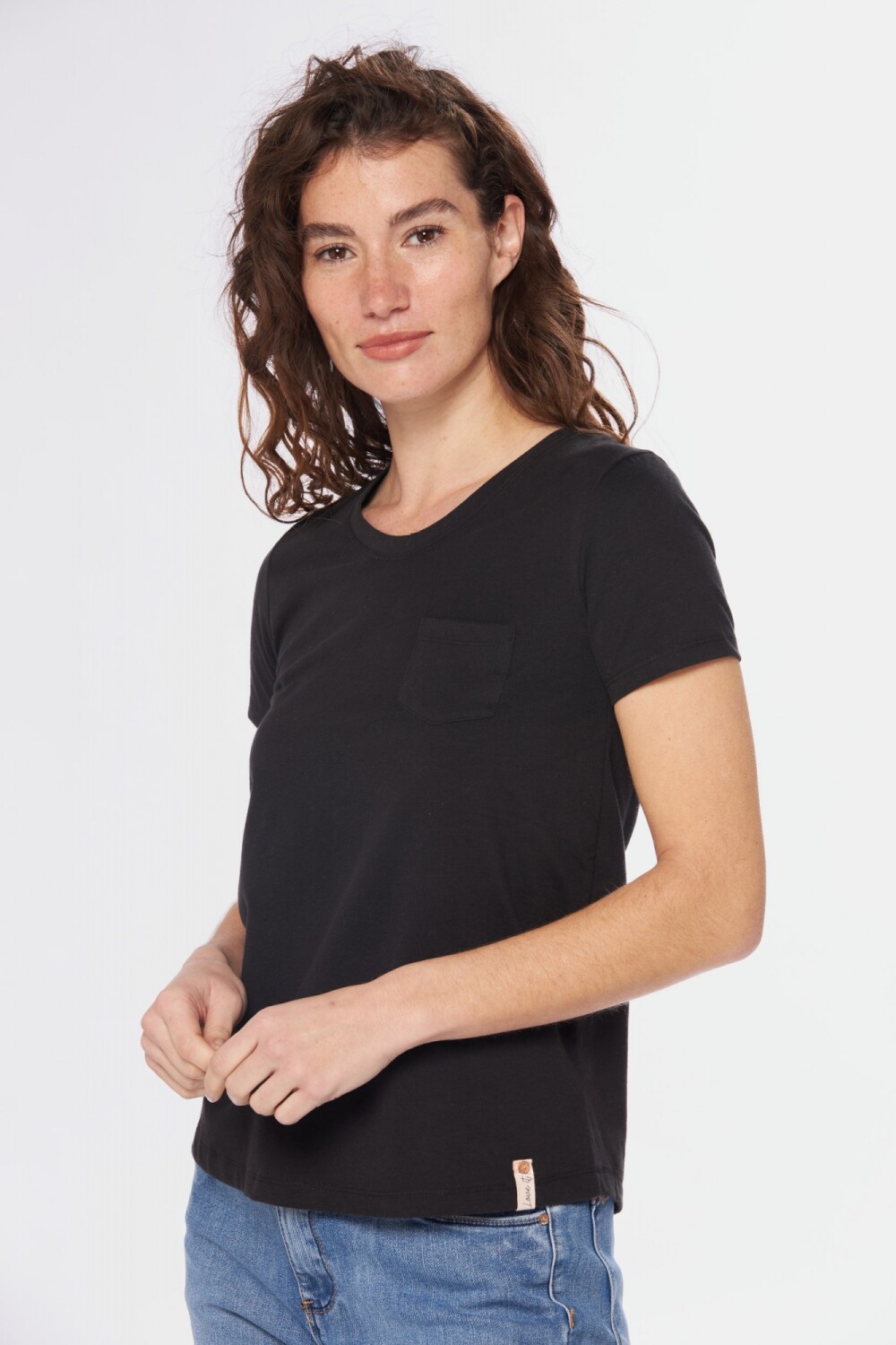 REMERA CON BOLSILLO Negro