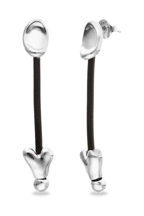 PENDIENTES LARGOS DE CUERO Y ALEACIÓN DE METALES BAÑADOS EN PLATA DE LEY Y CORAZONES Pendiente