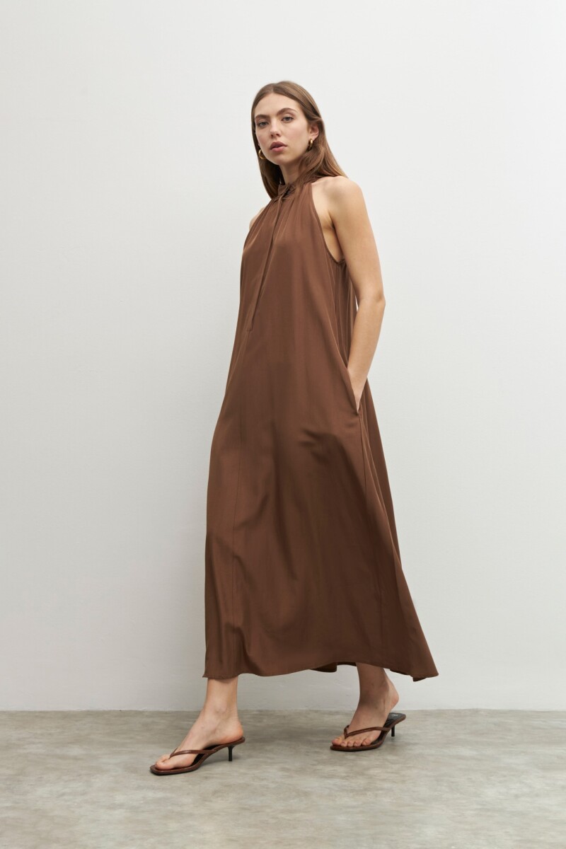 Maxi vestido halter con bolsillos chocolate