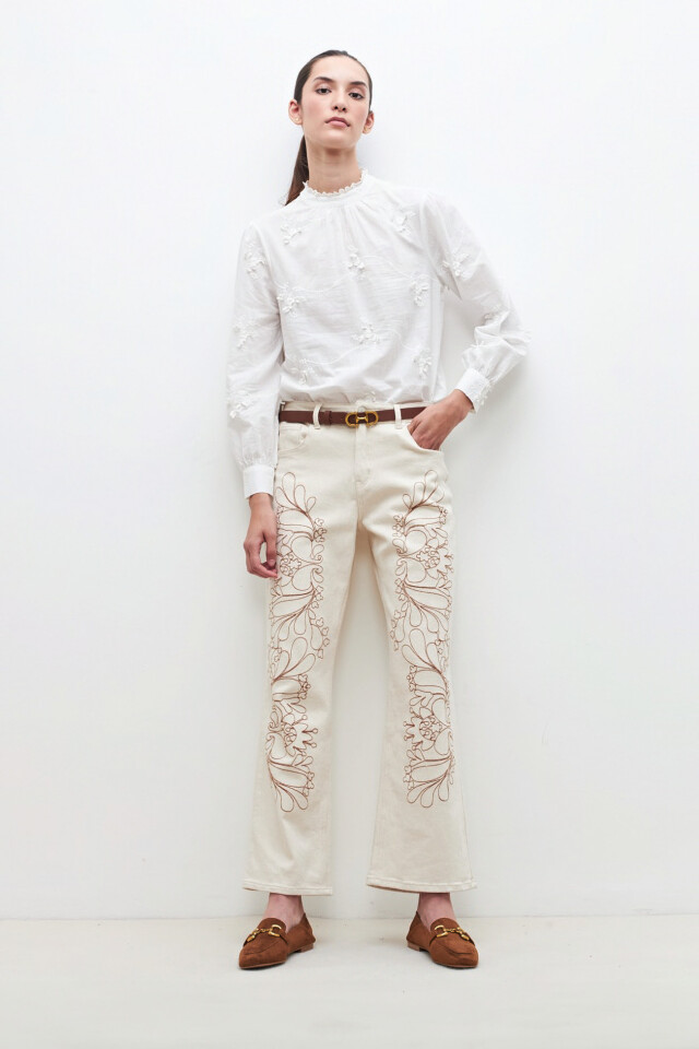 Blusa romántica con bordados blanco
