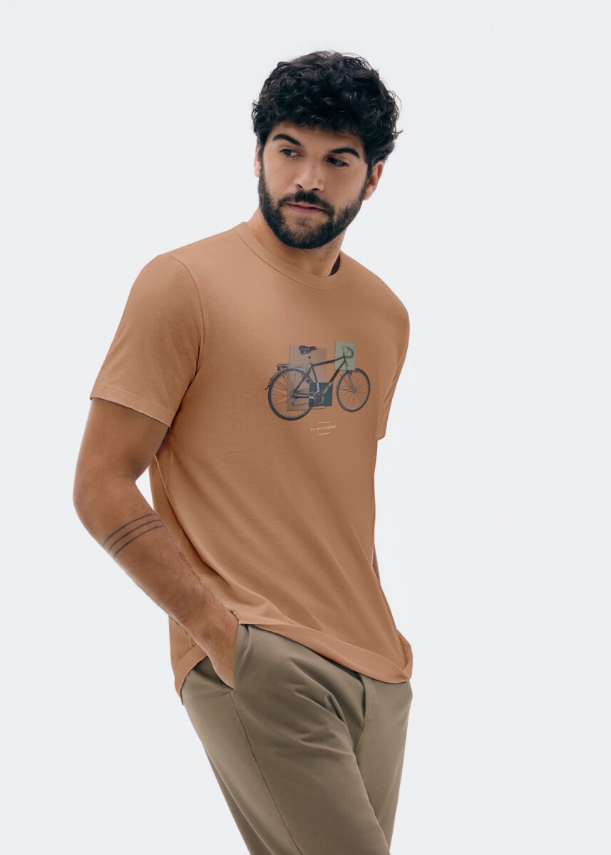 CAMISETA CON ESTAMPA MODELO REGULAR - MARRÓN 