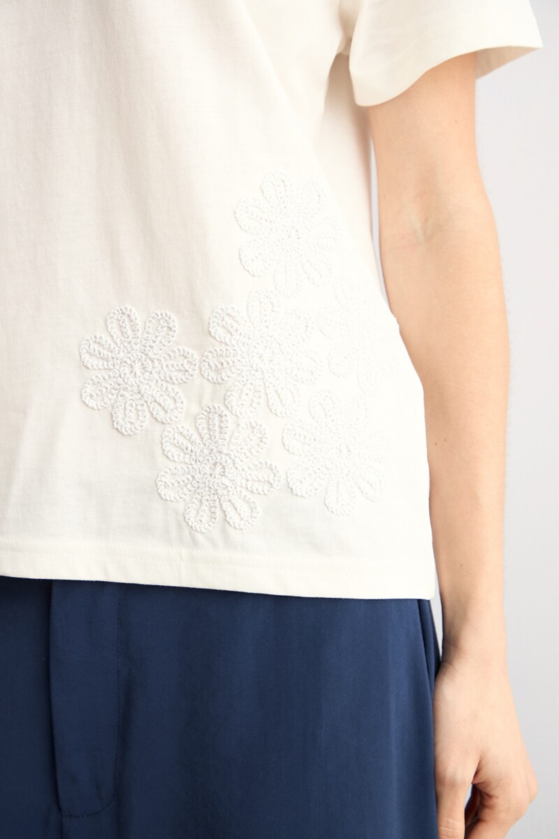 Remera flores de crochet crudo