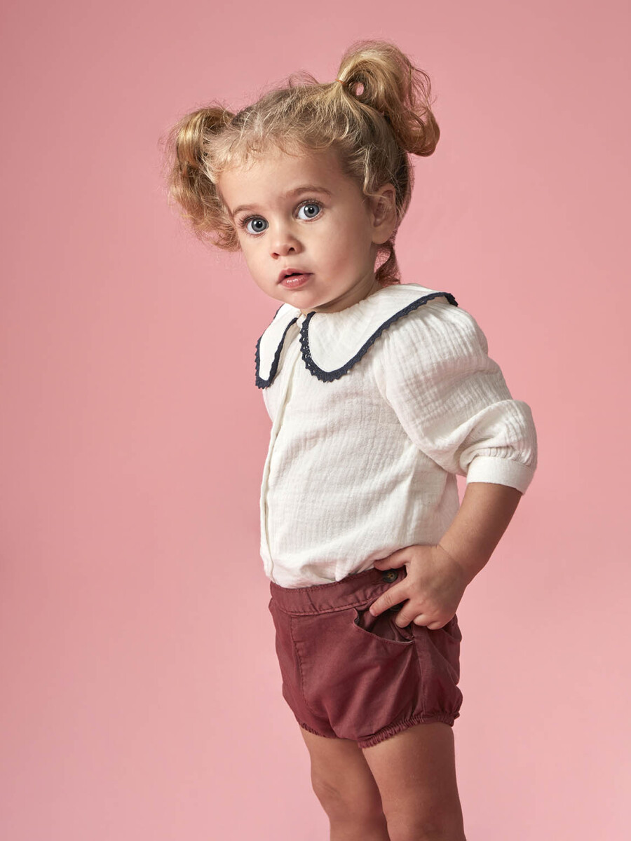 Blusa Cuello Grande Con Vivos En Contraste Blanco