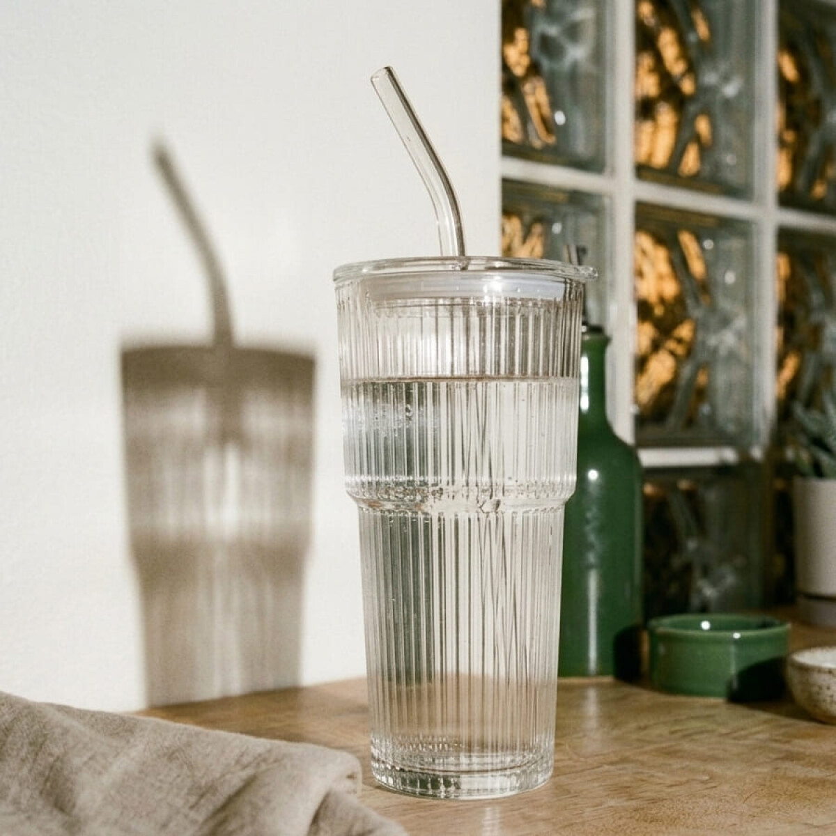 Vaso de vidrio con tapa y sorbito 600ml 