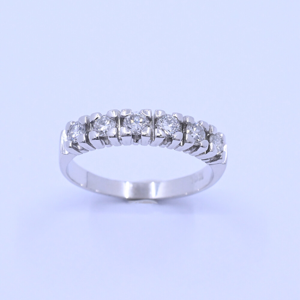 Anillo medio sin fin oro 18k blanco con brillantes engarce 4 puntas Anillo medio sin fin oro 18k blanco con brillantes engarce 4 puntas