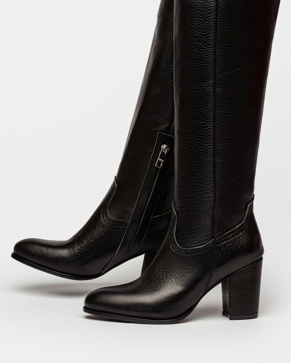 Bota Caña Alta Onassis En Cuero Graneado Negro