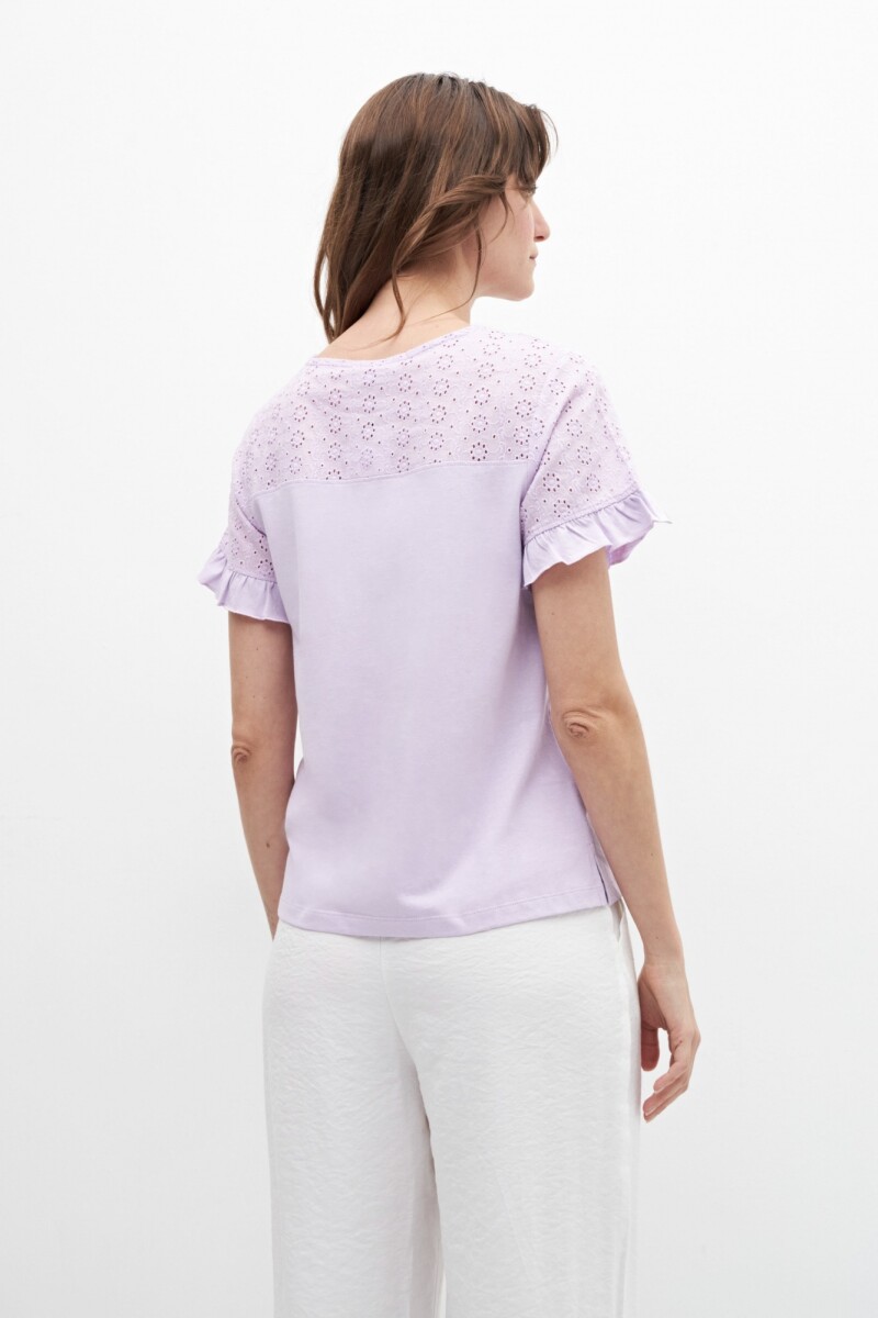 Remera combinada con broderie lavanda