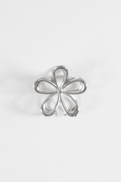 Broche metálico flor plateado