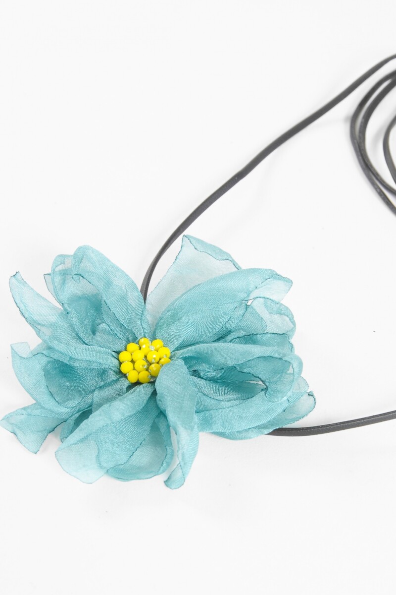 Collar cordón flor petálos mostacilla celeste