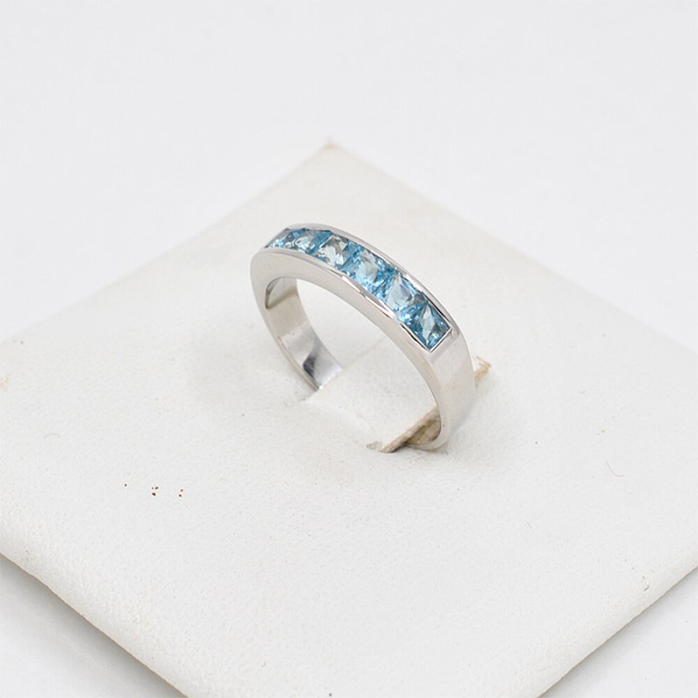 Anillo Medio Sin Fin En Oro Blanco 18K Y Topacios Anillo Medio Sin Fin En Oro Blanco 18K Y Topacios