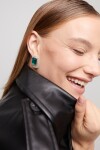 PENDIENTES CON FORMA RECTANGULAR BAÑADOS EN PLATA DE LEY CON CRISTAL VERDE Pendiente
