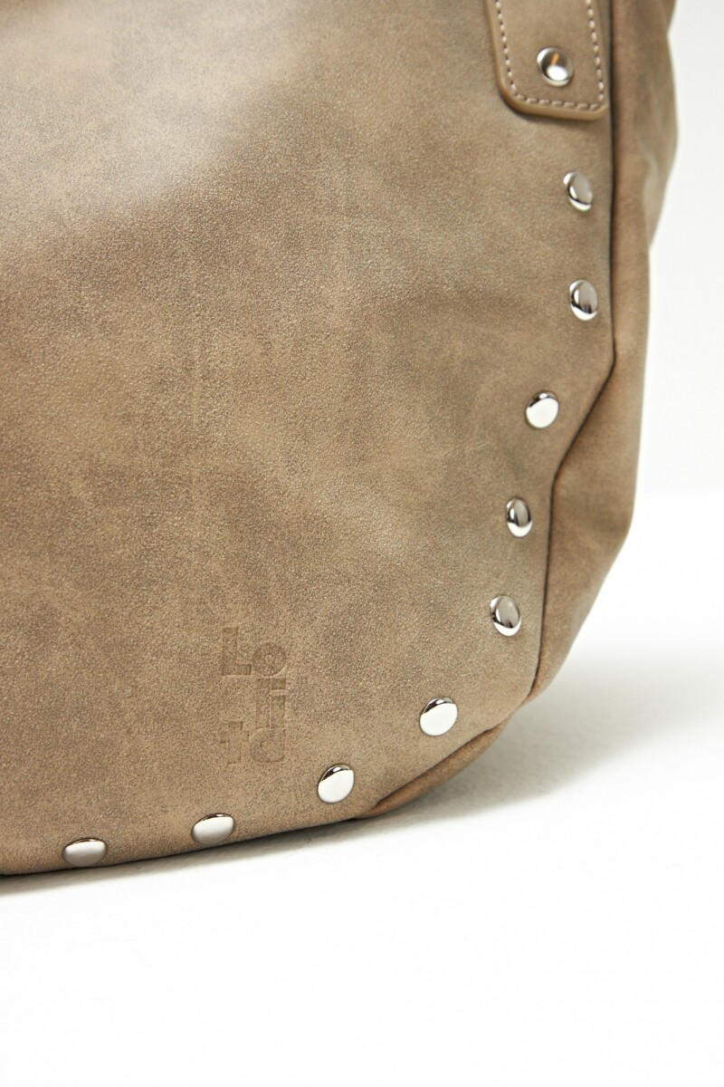 Cartera con tachas beige