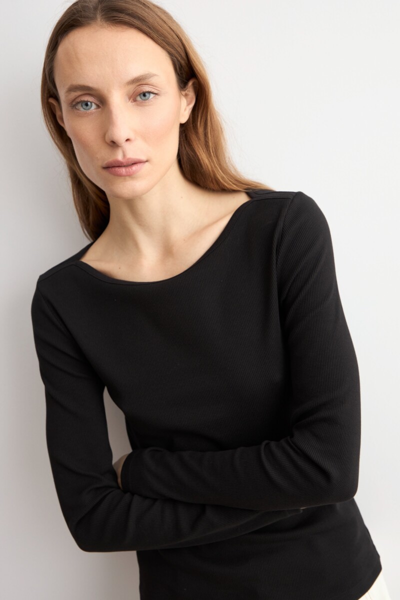 Remera escote bote negro