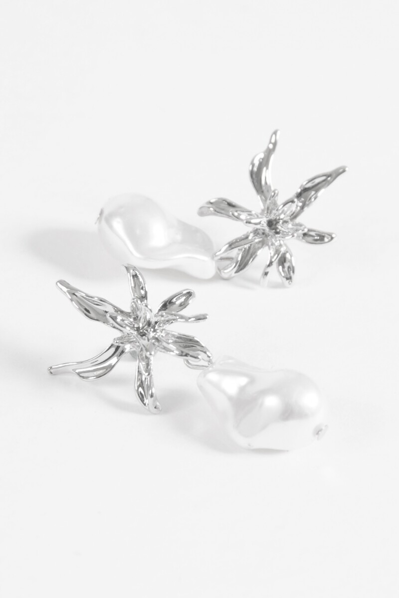 Caravanas flor con perla plateado