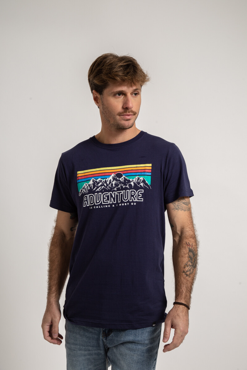 Remera Adventure - Azul Marino 