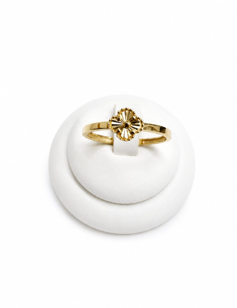 Anillo Flor al centro. Oro 10kt 