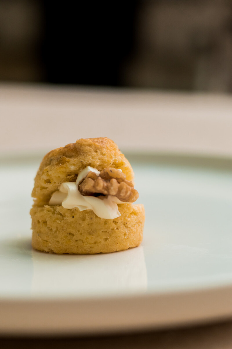 Scones rellenos de queso con nueces 