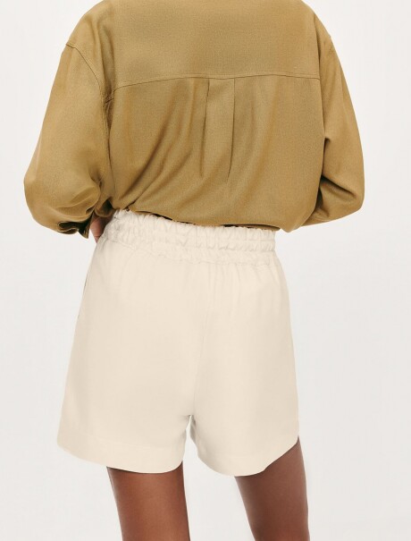 SHORT CON CINTURA ELASTIZADA Y BOLSILLOS SHORTS FEM
