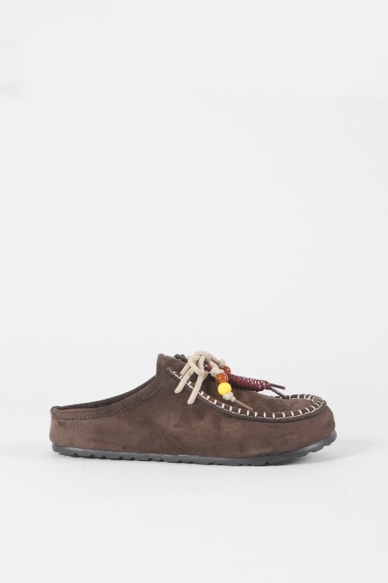 Mocasines con mostacillas marrón