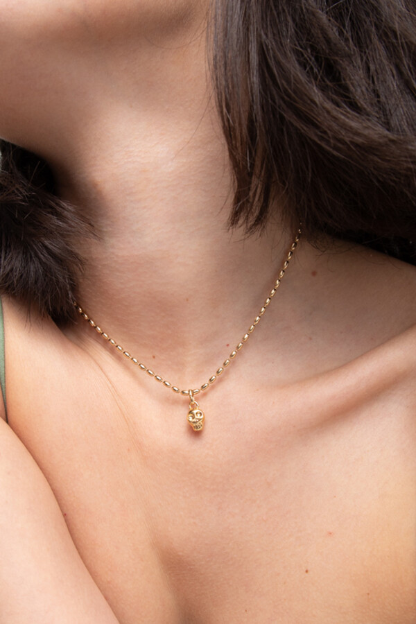 CHARM DE ALEACIÓN DE METALES BAÑADOS EN ORO EN FORMA DE CALAVERA Charm