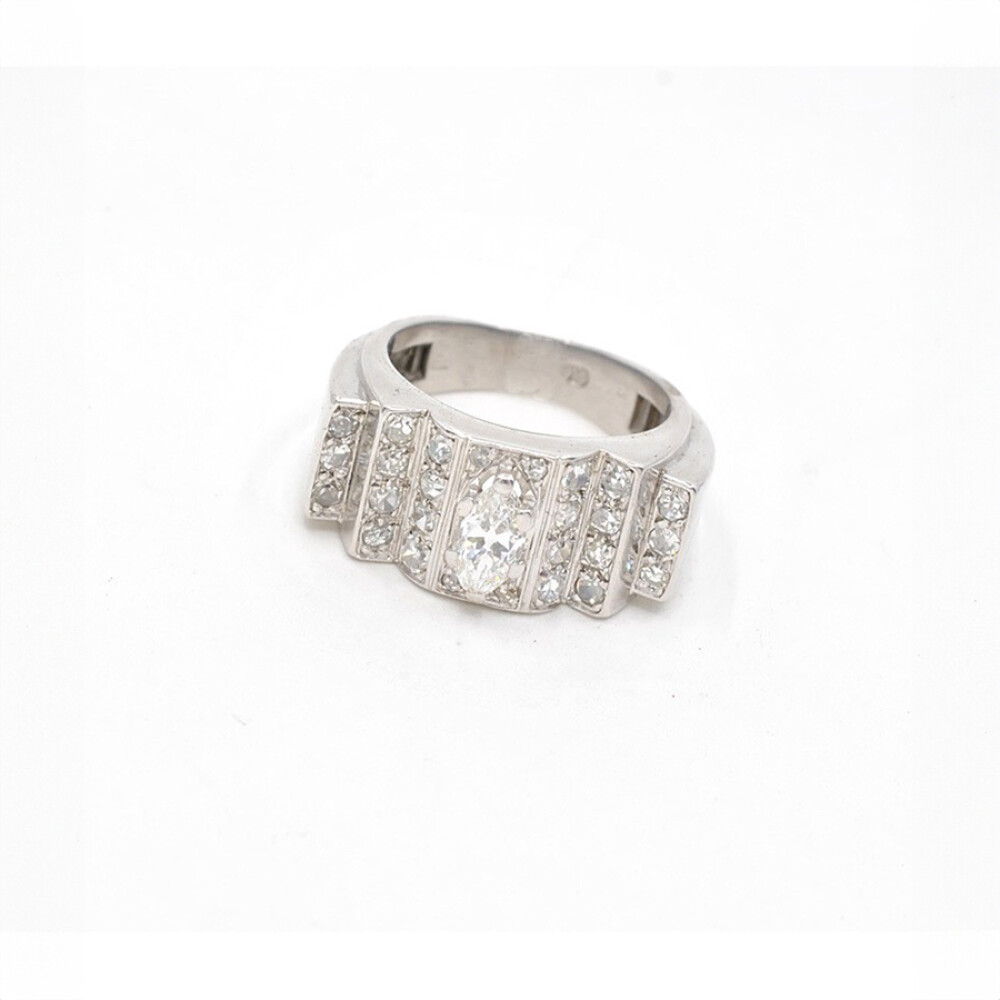 Anillo En Platino Con Importante Brillante Central Navette Anillo En Platino Con Importante Brillante Central Navette