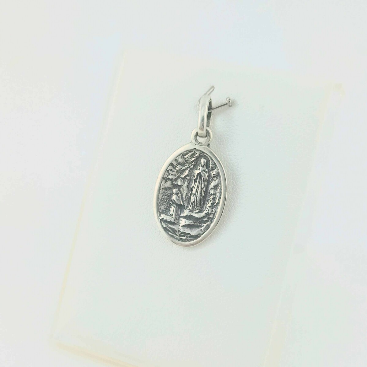 Medalla Oval de Plata 925. Virgen de Lourdes. 