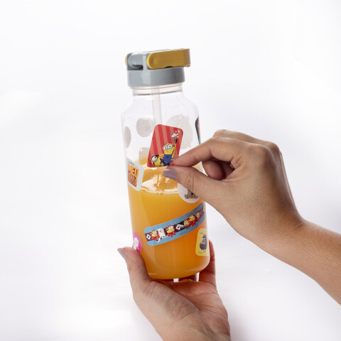 Botella Plática Fun Minions 600 ml con Adhesivos U