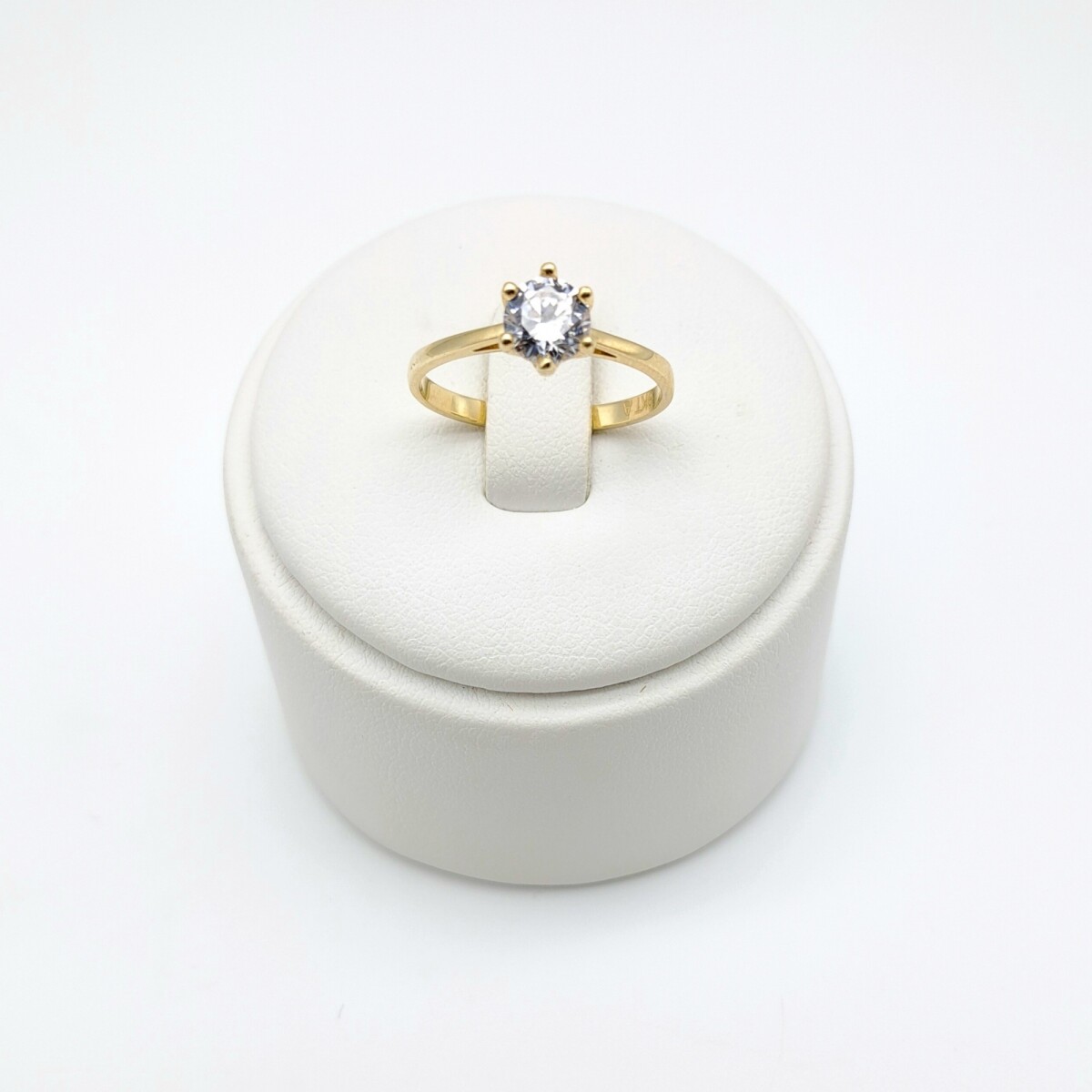 Anillo de oro 9 ktes con circonia. 