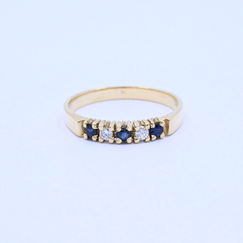 Anillo medio sin fin oro 18k con 3 zafiros azules y 2 brillantes. Anillo medio sin fin oro 18k con 3 zafiros azules y 2 brillantes.