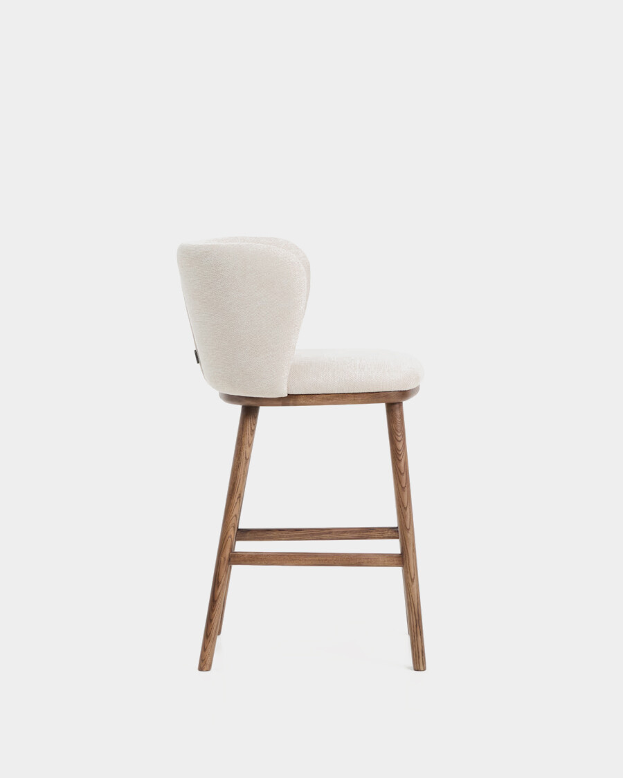 Taburete Ciselia chenilla beige y patas de madera maciza fresno acabado tono nogal FSC Mix Credit 65cm Taburete Ciselia chenilla beige y patas de madera maciza fresno acabado tono nogal FSC Mix Credit 65cm