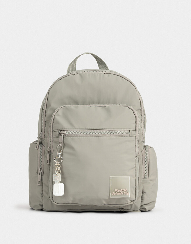 Mochilas Urbanas Mochila Urbana Con Charm - Gris Claro