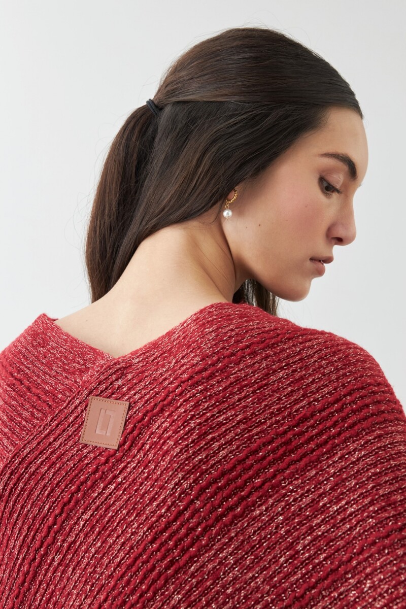 Capa tejida con estructuras y flecos rojo