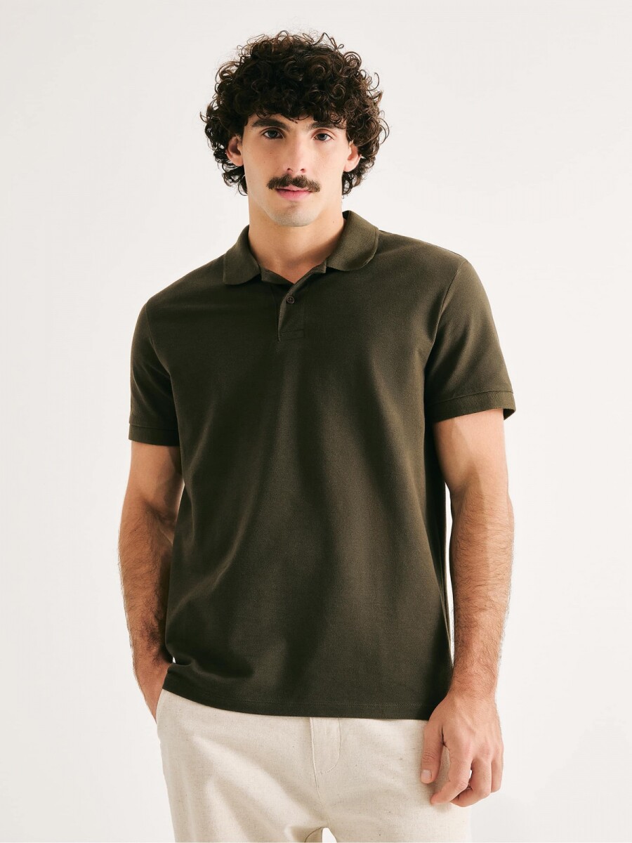 CAMISETA BÁSICA CON CUELLO - VERDE MUSGO 