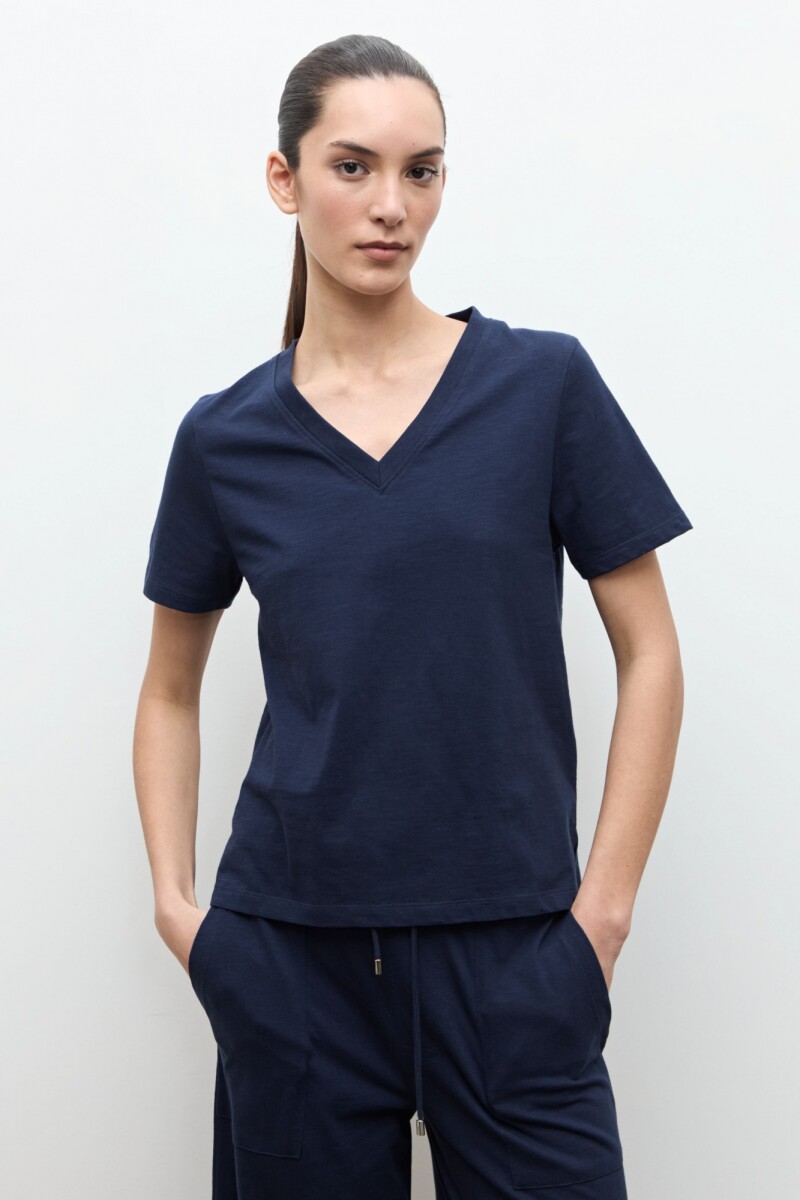 Remera escote V azul marino