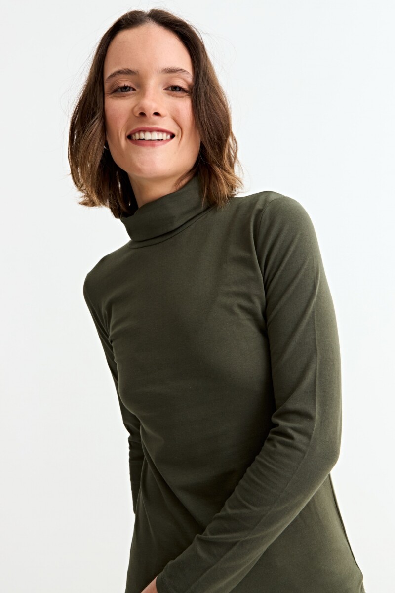Remera cuello polera m/l básica - Verde oliva 