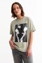 Remera m/c estampada colección Editorial VERDE OLIVA