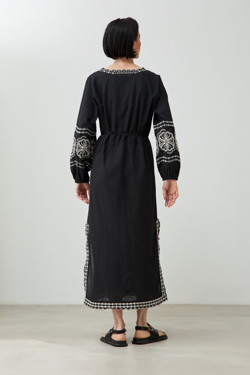 Túnica larga con bordados negro