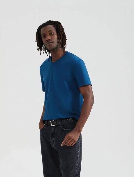 CAMISETA BÁSICA WORLD CUELLO EN V AZUL