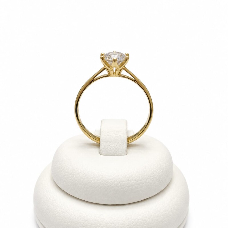 Anillo en oro 9k solitario con piedra zirconia Anillo en oro 9k solitario con piedra zirconia