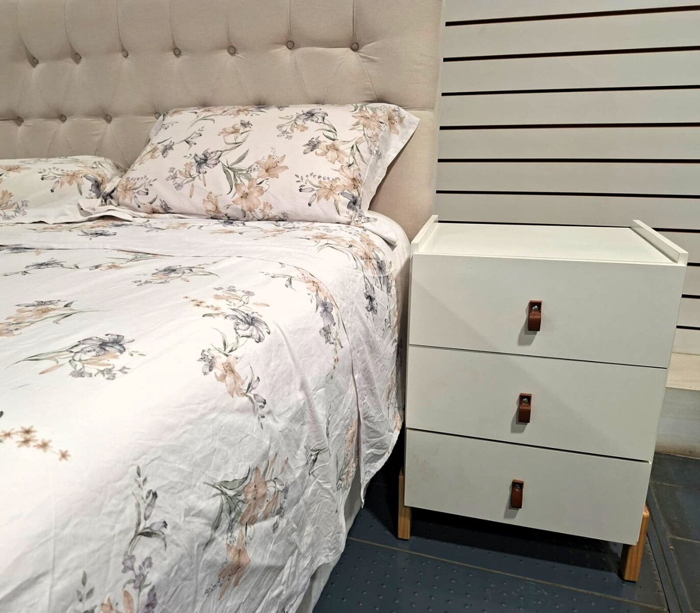 Mesa de luz Dumont blanca 