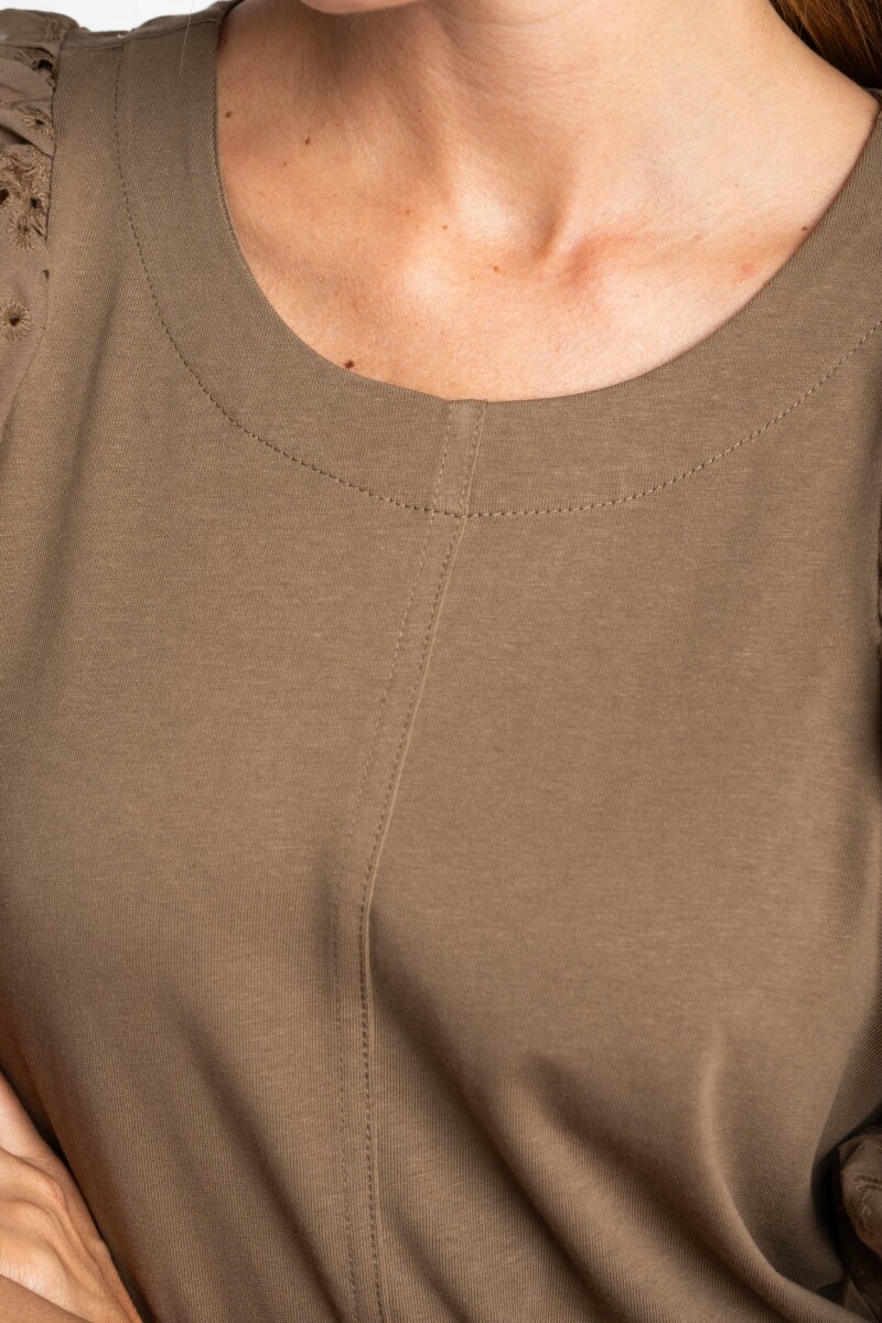 Remera Manga Globo Broderie Oliva