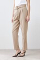 Pantalón sastrero con pinzas y cinturón beige